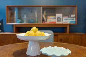 多伦多Charming Beach Retreat的桌子上放了一碗柠檬