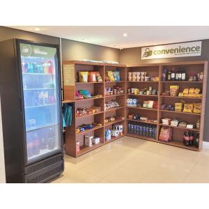科蒂亚Flat Studio Granja Viana Completo 411的一间有冰箱和带食物的货架的商店