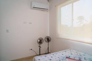 阿帕尔塔多Sierra Verde Living的白色的客房设有床和窗户。
