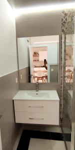 科尼尔-德拉弗龙特拉El Rincón de Madera - Apartamento céntrico en Conil的一间带水槽和镜子的浴室