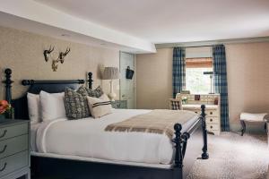 肯纳邦克The White Barn Inn & Spa, Auberge Resorts Collection的一间卧室配有一张大床和一张书桌