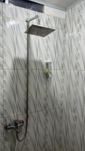 武吉丁宜Tapian Ratu Camp的浴室内配有淋浴和头顶淋浴