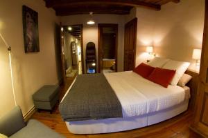 埃尔塔特El Tarter - Andorra的一间卧室,卧室内配有一张大床