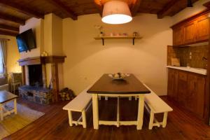 埃尔塔特El Tarter - Andorra的一间厨房,里面配有桌椅
