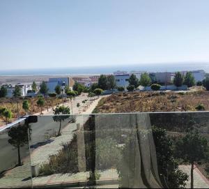 丹吉尔Villa piscine sans vis à vis vue mer的玻璃房子享有城市美景