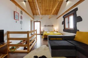 拉日什杜皮库Casas da Pedreira的客厅配有沙发和1张床