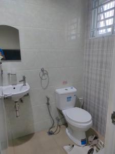 利帕DULLI TRANSIENT HOUSE的一间带卫生间和水槽的浴室
