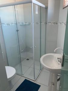 维多利亚-达孔基斯塔Edf. Odilon Vieira dos Santos的带淋浴、卫生间和盥洗盆的浴室