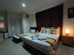 利帕DULLI TRANSIENT HOUSE的酒店客房,设有两张床和一盏灯