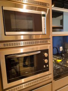波梅罗迪Apto novo no centro的厨房里有两个微波炉,彼此叠在一起