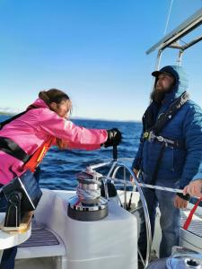 哈尔斯塔Liveaboard sailing tour in Harstad islands的船上的男人和女人