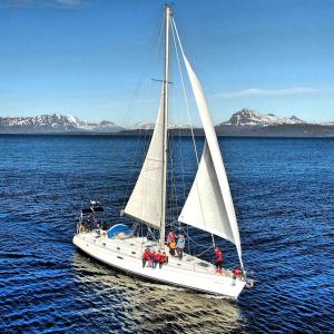 哈尔斯塔Liveaboard sailing tour in Harstad islands的一艘在大水体中航行的帆船