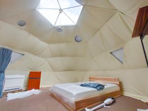 FutoK‘ｓCAMP伊豆高原　グランピング的帐篷内的一个床位房间