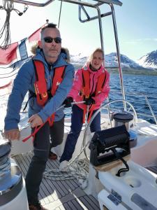 哈尔斯塔Liveaboard sailing tour in Harstad islands的水面上的男女