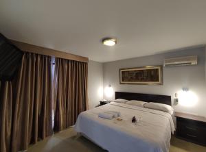 利马Inti Llaqta Hotel & Suites的卧室设有一张白色大床和一扇窗户。