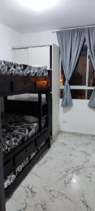 比亚维森西奥La Katiritaa的客房设有两张双层床和一扇窗户。
