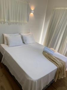 圣米格尔-杜戈斯托苏Luz da Lua Beach House São Miguel do Gostoso的一张配有白色床单和枕头的大床