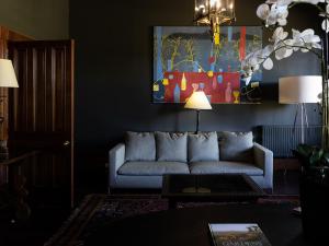 Lance FieldCleveland Estate的带沙发和绘画的客厅