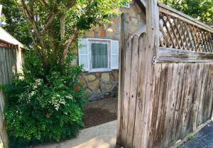 尤里卡斯普林斯D'vinery Rock Cottage/ #6的房屋前的木栅栏