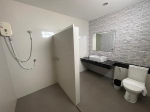 素叻SC Residences的一间带卫生间和水槽的浴室