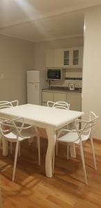 胡宁Hotel Azul Junin的厨房里配有白色的桌椅