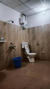 ShādipurThe Leisure Home Stay的一间带卫生间和墙上摄像头的浴室