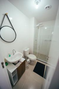 圣保罗Apartamento confortável próximo ao Transamérica Expo的一间带水槽、卫生间和淋浴的浴室