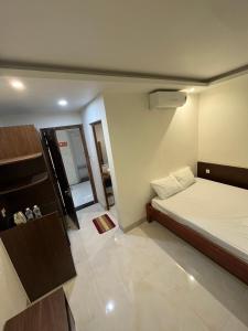 My LuongKhách sạn Thiên Minh - Dốc Lết的一间小卧室,配有一张床和镜子