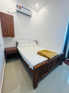 蒂鲁琴杜尔SRI BALAJI LODGING的一张位于带白色床垫的房间内的床铺
