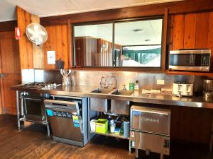 BiboohraWild Nature Lodge, Mareeba Wetlands的厨房配有水槽和微波炉