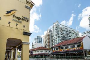 新加坡Fragrance Hotel - Classic的城市里一座有酒店标志的建筑
