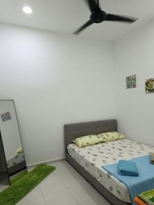 科亚D'Nenas Homestay Kijal的一间卧室配有一张床和吊扇