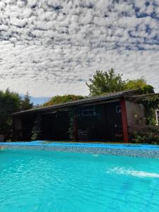 库拉布罗切罗镇Departamentos Las Marias的一座房子,旁边设有游泳池