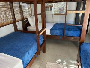 长滩岛长滩岛我的旅馆的配有蓝色床单的客房内的两张双层床