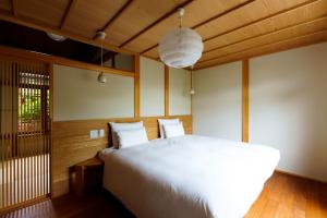 京都hotori的卧室配有一张白色的大床,铺有木地板