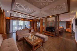 萨帕竹萨帕酒店的客厅配有沙发和桌子
