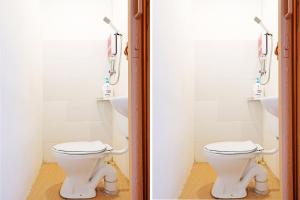 诗巫SPOT ON 89805 The Traveler Home的一间带卫生间和水槽的浴室