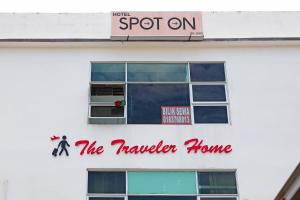 诗巫SPOT ON 89805 The Traveler Home的建筑物一侧旅行家的标志