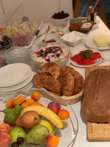 OeyGasthof Hirschen的餐桌,盘子上放着食物,糕点和面包