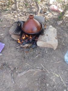 马拉喀什Nuit dans la ferme的火上放的茶壶