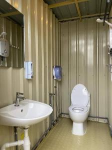 云顶高原iGo Glamz 爱狗露营 Pet Friendly Glamping的浴室配有白色卫生间和盥洗盆。