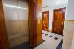 胡志明市Felix Hotel的大楼内带三部电梯的走廊