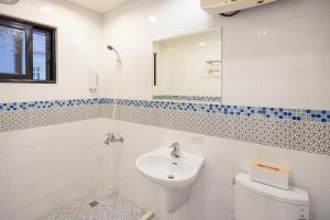 淡水淡水民宿-台北Yes Hotel的一间带水槽、卫生间和镜子的浴室