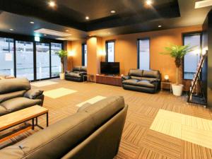 相模原市HOTEL LiVEMAX Minamihashimoto Ekimae的带沙发和平板电视的大型客厅
