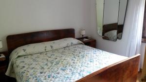 罗韦雷托Casa Betulla的一间卧室配有床,床上装有被子