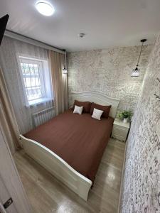 乌斯季卡缅诺戈尔斯克Sport Hotel Terra的一间卧室设有一张大床和一个窗户。