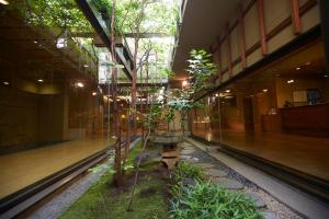 函馆若松温泉旅馆的花园中间带长凳的建筑