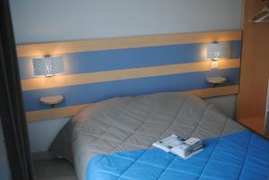 萨尔佐VVF Golfe du Morbihan Sarzeau Arzon的一间卧室配有一张床,上面有两条毛巾