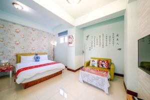 花莲市花莲上海时光民宿的一间卧室配有一张床和两把椅子