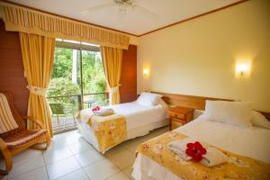 安加罗阿Hostal Uruhao的酒店客房设有两张床和窗户。
